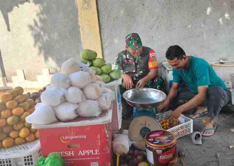 Babinsa Kodim 0426 Tuba Laksanakan Monitoring dan Berikan Himbauan kepada Pedagang Buah Babinsa Kodim 0426 Tuba Laksanakan Monitoring dan Berikan Himbauan kepada Pedagang Buah