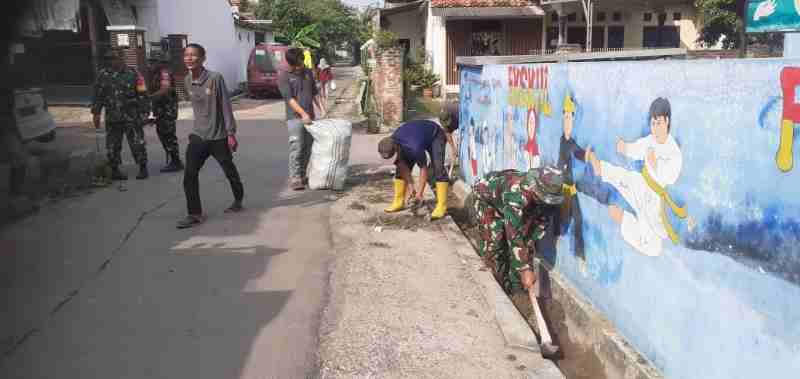 Ciptakan Lingkungan Bersih, Babinsa Koramil 410-01/Panjang Beserta Warga Way Dadi Lakukan Gotong Royong Ciptakan Lingkungan Bersih, Babinsa Koramil 410-01/Panjang Beserta Warga Way Dadi Lakukan Gotong Royong