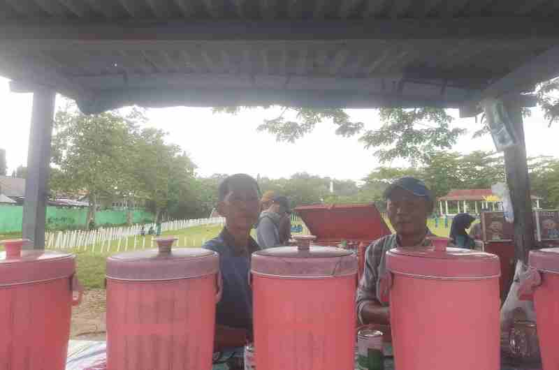 Jualan Es Kelapa Hantar Dua Buah Hati Menjadi PNS dan ASN Jualan Es Kelapa Hantar Dua Buah Hati Menjadi PNS dan ASN