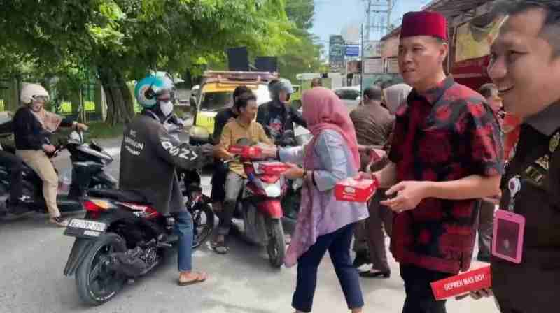 Sebagai Wujud Kepedulian Terhadap Sesama, Kejari Bandar Lampung Gelar Kegiatan ‘Jumat Berkah’ Sebagai Wujud Kepedulian Terhadap Sesama, Kejari Bandar Lampung Gelar Kegiatan ‘Jumat Berkah’