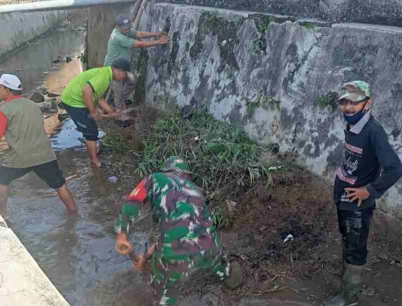 Antisipasi Genangan Air dan Bencana Banjir, Serka Lubis Pimpin Giat ‘Jumat Bersih’ Antisipasi Genangan Air dan Bencana Banjir, Serka Lubis Pimpin Giat ‘Jumat Bersih’