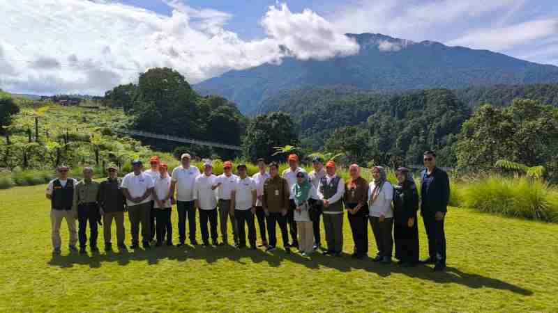 PTPN I dan Menko PMK Pratikno Aksi Tanam Ribuan Pohon di Puncak PTPN I dan Menko PMK Pratikno Aksi Tanam Ribuan Pohon di Puncak