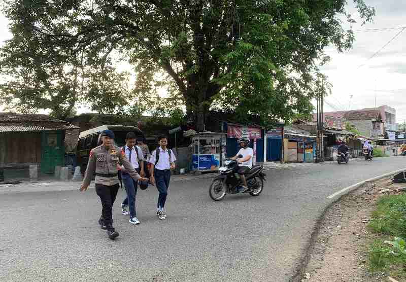 Brimob Lampung Hadir di Tengah Masyarakat Pastikan Kelancaran Lalulintas Brimob Lampung Hadir di Tengah Masyarakat Pastikan Kelancaran Lalulintas