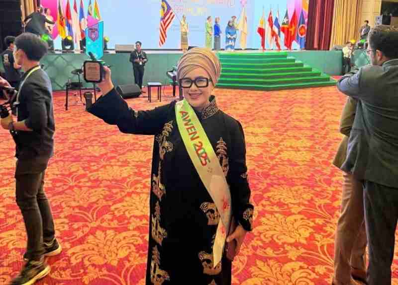 Rita Anomsari Raih Asean Women Enterpreuner Network di Kamboja Rita Anomsari Raih Asean Women Enterpreuner Network di Kamboja