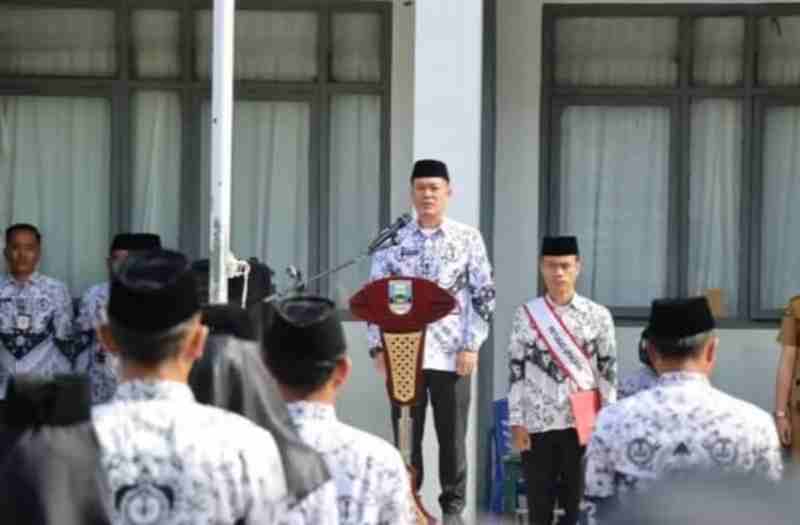 Bupati Pesibar Pimpin Upacara Peringatan HUT PGRI dan Hari Guru Nasional Tahun 2025 Bupati Pesibar Pimpin Upacara Peringatan HUT PGRI dan Hari Guru Nasional Tahun 2025