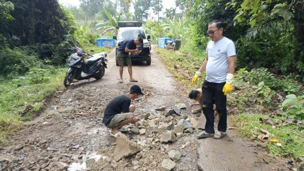 Anggota DPRD Lampung Turun Langsung Perbaiki Jalan Rusak Anggota DPRD Lampung Turun Langsung Perbaiki Jalan Rusak