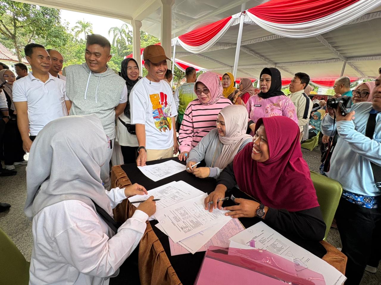 Ratu Dewa Apresiasi PMI – Komunitas Perempuan Gelar Donor Darah Massal Ratu Dewa Apresiasi PMI – Komunitas Perempuan Gelar Donor Darah Massal