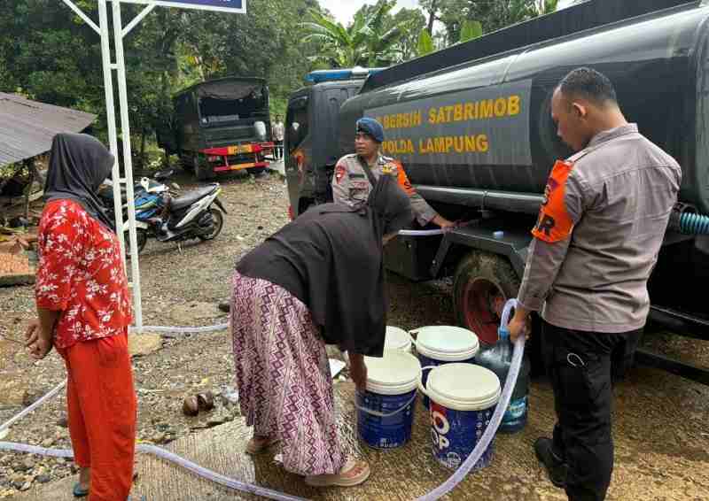 Brimob Lampung BKO Polda Sumbar Hadirkan Air Bersih untuk Warga Terdampak Banjir di Sumatera Barat Brimob Lampung BKO Polda Sumbar Hadirkan Air Bersih untuk Warga Terdampak Banjir di Sumatera Barat
