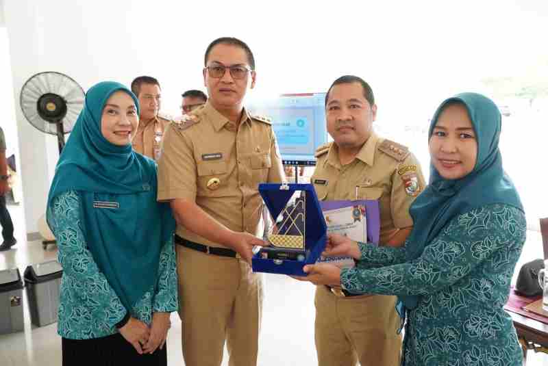 Bupati Tubaba Serahkan Penghargaan Lomba Bank Sampah dan Pemanfaatan Pekarangan Rumah Tahun 2025 Bupati Tubaba Serahkan Penghargaan Lomba Bank Sampah dan Pemanfaatan Pekarangan Rumah Tahun 2025