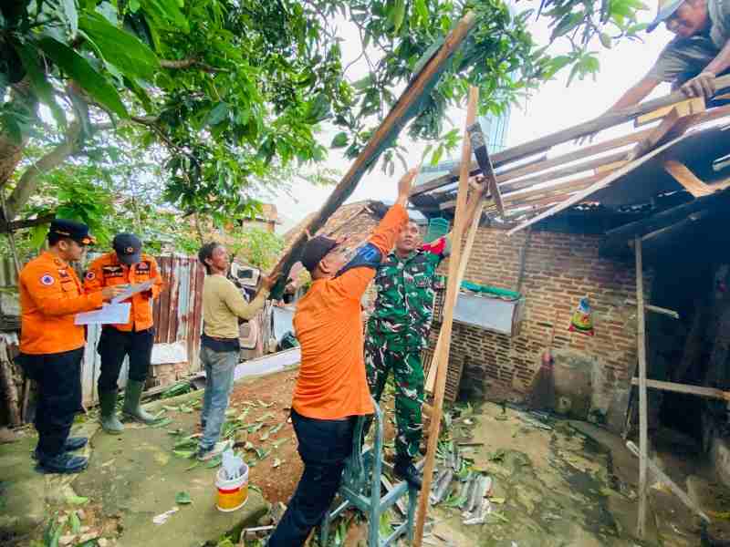 Jajaran Kodim 0410/KBL Lakukan Kegiatan Gotong Royong Bantu Warga Terkena Puting Beliung Jajaran Kodim 0410/KBL Lakukan Kegiatan Gotong Royong Bantu Warga Terkena Puting Beliung