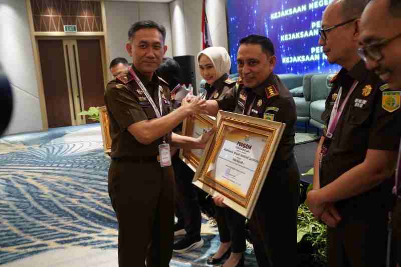 Kejaksaan Negeri Bandar Lampung Raih Lima Penghargaan Sekaligus dalam Rakerda Kejati Lampung 2025 Kejaksaan Negeri Bandar Lampung Raih Lima Penghargaan Sekaligus dalam Rakerda Kejati Lampung 2025