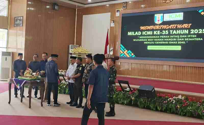 Bupati Way Kanan Ayu Asalasiyah Hadiri Milad ke-35 ICMI, 4 Tokoh Mendapatkan Penghargaan Bupati Way Kanan Ayu Asalasiyah Hadiri Milad ke-35 ICMI, 4 Tokoh Mendapatkan Penghargaan