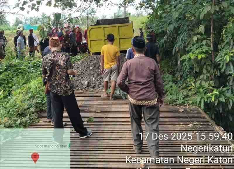 PTPN I Regional 7 Kecam Tindakan Pemblokiran Jalan, Penghentian Aktivitas Panen dan Pendudukan Lahan PTPN I Regional 7 Kecam Tindakan Pemblokiran Jalan, Penghentian Aktivitas Panen dan Pendudukan Lahan