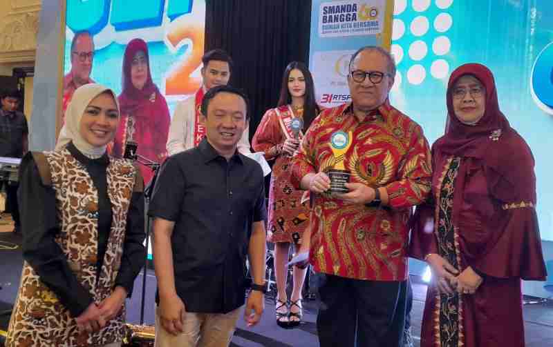 H.M. Thabranie Daud Mendapat Penghargaan Sebagai Pendiri dan Kepala Sekolah Perintis Pertama SMA 2 H.M. Thabranie Daud Mendapat Penghargaan Sebagai Pendiri dan Kepala Sekolah Perintis Pertama SMA 2