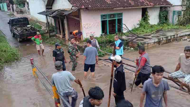 Babinta Tanjung Karang Timur Sertu Sugiyanto Lakukan Penaganan Genangan Air di Kec. Way Halim Babinta Tanjung Karang Timur Sertu Sugiyanto Lakukan Penaganan Genangan Air di Kec. Way Halim