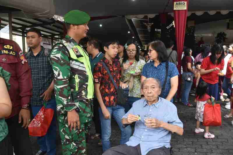 Prajurit Korem 071/Wijayakusuma Hadir Jaga Sukacita Natal Prajurit Korem 071/Wijayakusuma Hadir Jaga Sukacita Natal