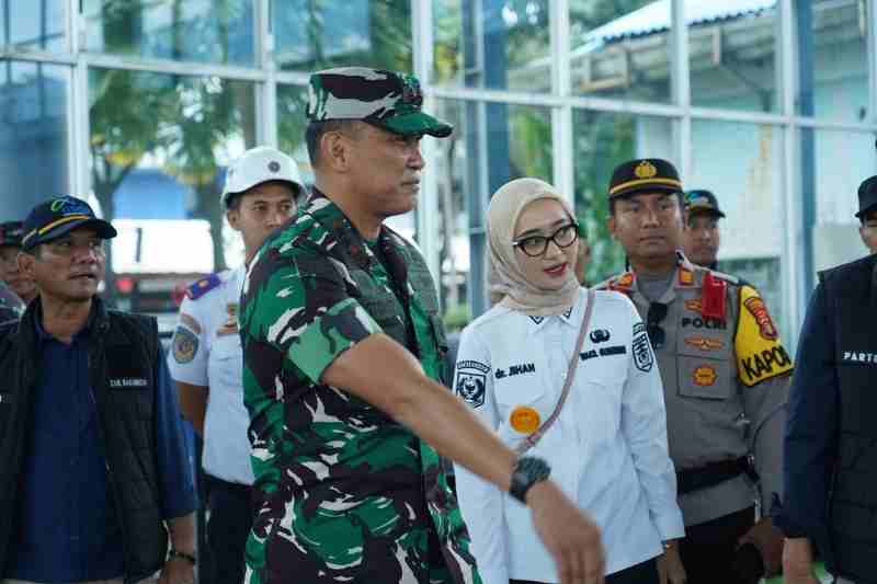 Pastikan Perjalanan Aman dan Nyaman, Pangdam XXI/RI Bersama Wagub Tinjau Arus Nataru di Pelabuhan Bakauheni Pastikan Perjalanan Aman dan Nyaman, Pangdam XXI/RI Bersama Wagub Tinjau Arus Nataru di Pelabuhan Bakauheni