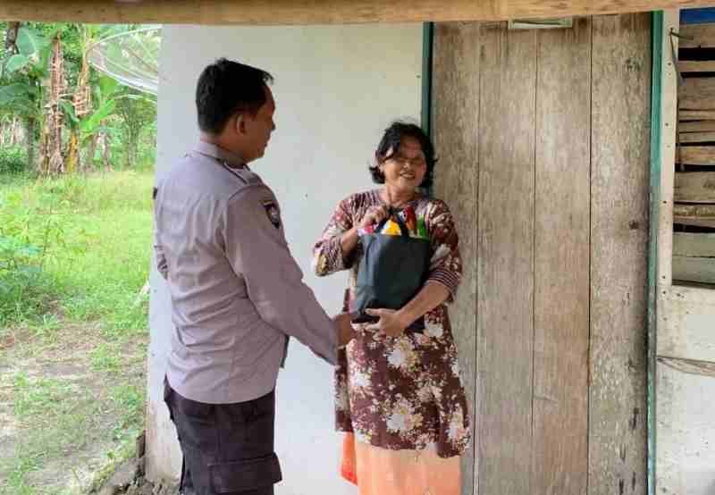 Polsek Dente Teladas Tebar Kepedulian Lewat Jumat Berkah untuk Warga Kurang Mampu Polsek Dente Teladas Tebar Kepedulian Lewat Jumat Berkah untuk Warga Kurang Mampu