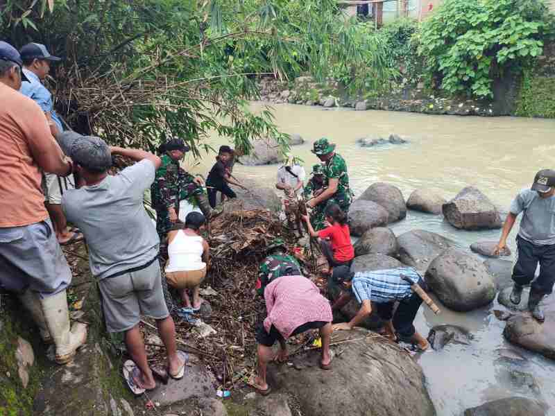 Babinsa Kelurahan Sukarame 2 Koramil 410-03/TBU Sukses Lakukan Bersih Saluran Drainase Babinsa Kelurahan Sukarame 2 Koramil 410-03/TBU Sukses Lakukan Bersih Saluran Drainase