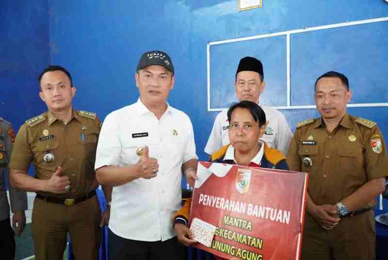 Sentuh Kesehatan, Pendidikan, dan Ekonomi, Bupati Tubaba Serahkan Berbagai Bantuan di Gunung Agung Sentuh Kesehatan, Pendidikan, dan Ekonomi, Bupati Tubaba Serahkan Berbagai Bantuan di Gunung Agung