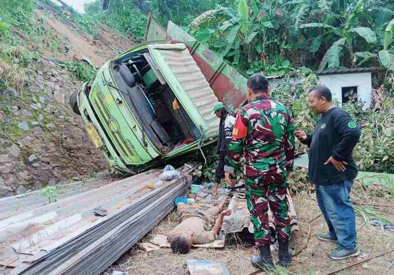 Koramil 410-01/Panjang Tangani Kecelakaan di Way Laga Koramil 410-01/Panjang Tangani Kecelakaan di Way Laga