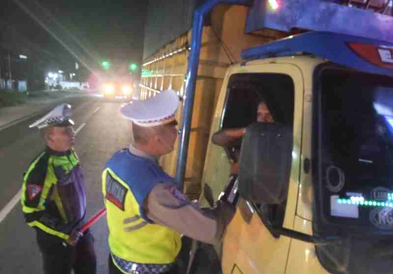 Jelang Pensiun, IPDA Heriono Tak Kendur Semangat: Rela Begadang Bagikan Kopi Demi Keselamatan Pengemudi Jelang Pensiun, IPDA Heriono Tak Kendur Semangat: Rela Begadang Bagikan Kopi Demi Keselamatan Pengemudi