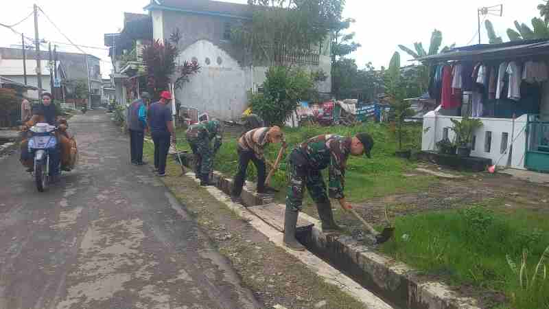 Anggota Koramil 410-03/TBU Bersama Masyarakat Lakukan Giat Bersih Lingkungan Anggota Koramil 410-03/TBU Bersama Masyarakat Lakukan Giat Bersih Lingkungan