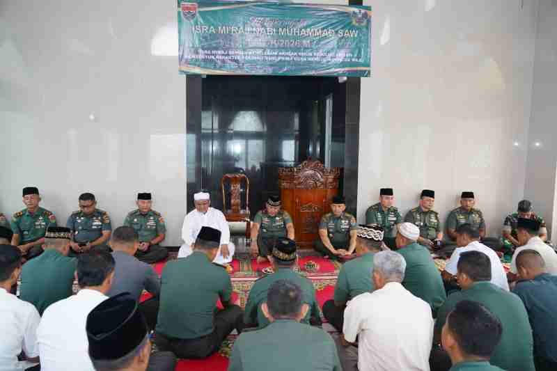 Hikmah Isra Mi’raj, Danrem 043/Garuda Hitam Ajak Jajaran Jadikan Shalat Sumber Kekuatan Moral Hikmah Isra Mi’raj, Danrem 043/Garuda Hitam Ajak Jajaran Jadikan Shalat Sumber Kekuatan Moral