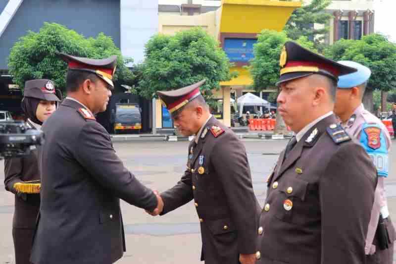 57 Personel Polresta Bandar Lampung Terima Tanda Kehormatan Satya Lencana 57 Personel Polresta Bandar Lampung Terima Tanda Kehormatan Satya Lencana