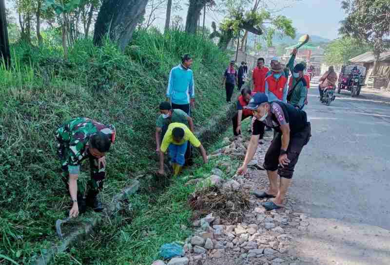 Peduli Lingkungan, Anggota Koramil 410-01/PJG Melalui Babinsa Serka Agus Triawan Gelar Gotong Royong Rutin Peduli Lingkungan, Anggota Koramil 410-01/PJG Melalui Babinsa Serka Agus Triawan Gelar Gotong Royong Rutin