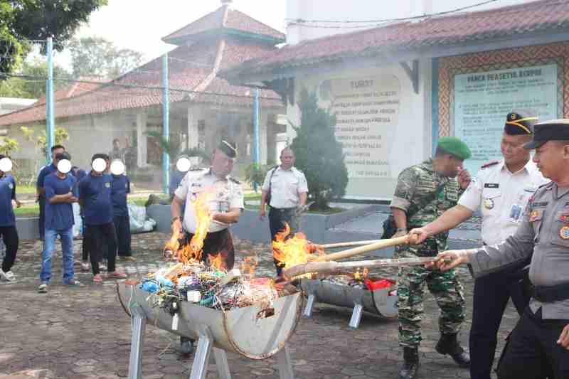 Bersama TNI Polri, Lapas Kotaagung Musnahkan Barang Sitaan Hasil Razia Bersama TNI Polri, Lapas Kotaagung Musnahkan Barang Sitaan Hasil Razia