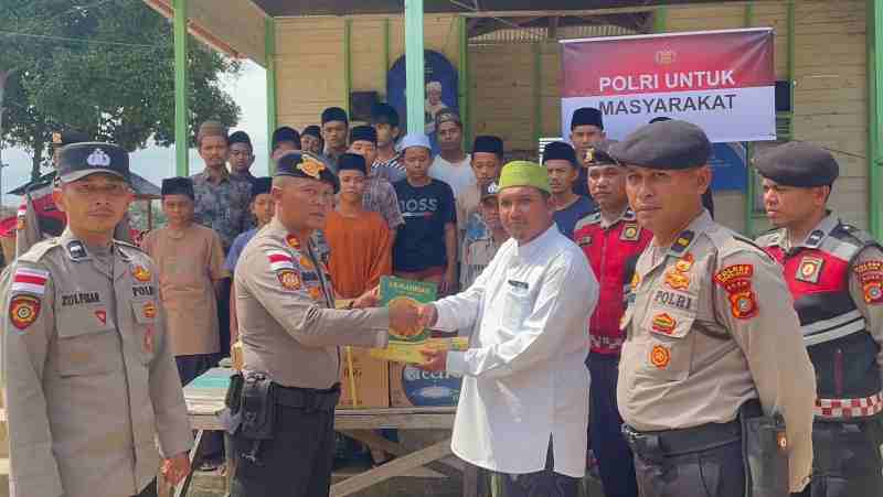 Polri Salurkan Bantuan Al-Qur’an kepada Pesantren Terdampak Banjir Polri Salurkan Bantuan Al-Qur’an kepada Pesantren Terdampak Banjir