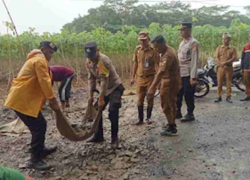 Camat Abung Selatan Nakhodai Perbaikan Ruas Jalan di Desa Kalibalangan Camat Abung Selatan Nakhodai Perbaikan Ruas Jalan di Desa Kalibalangan
