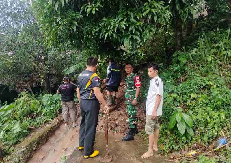 Babinsa Koramil 410-01/Panjang Ajak Warga Kampung Sukamaju – Way Gubak Atasi Dampak Tanah Longsor Babinsa Koramil 410-01/Panjang Ajak Warga Kampung Sukamaju – Way Gubak Atasi Dampak Tanah Longsor