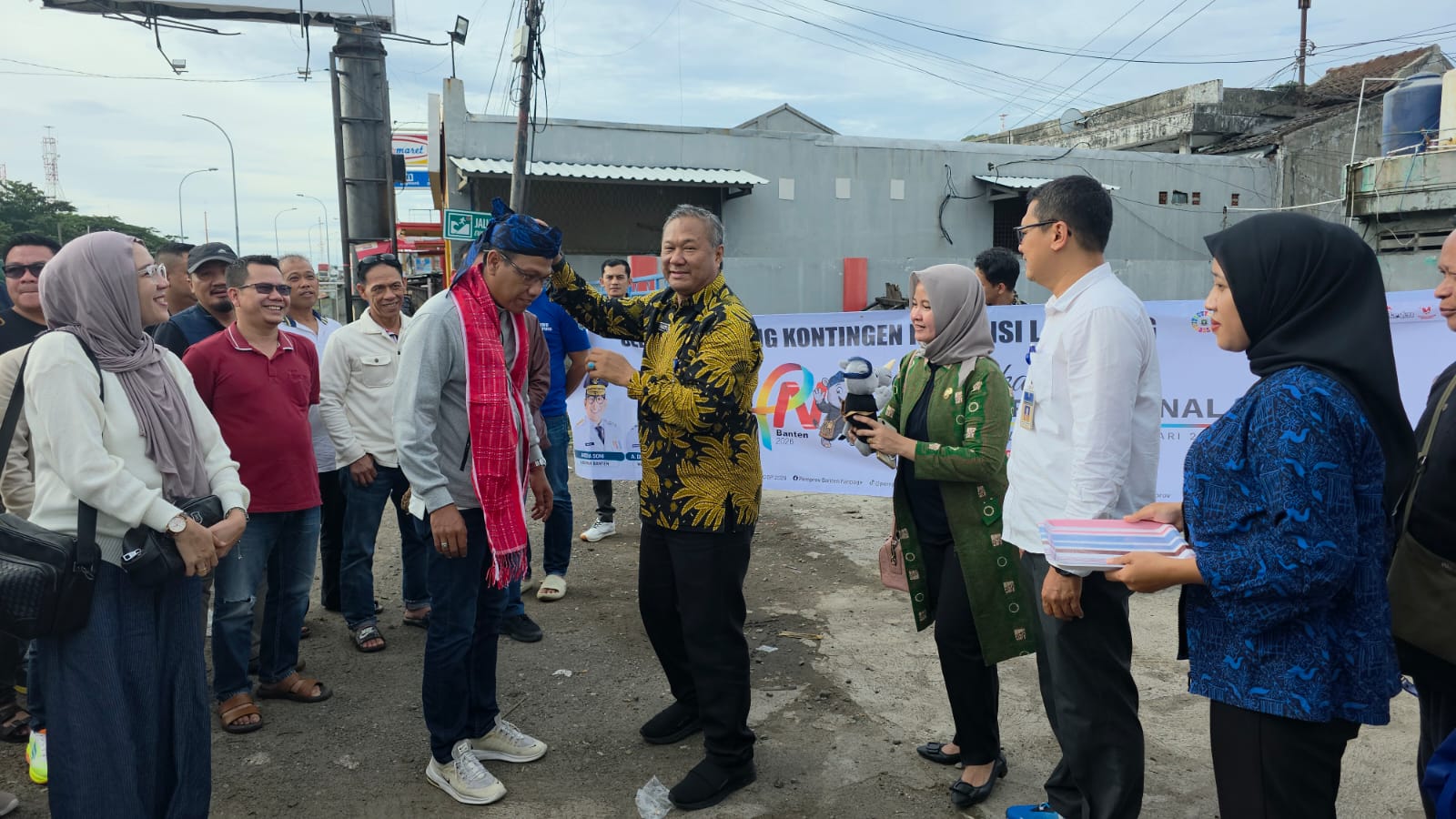 260 Kontingen Tiba di Serang, Ketua PWI Lampung Disambut dengan Pengalungan Selendang dan Ikat Kepala Khas Baduy 260 Kontingen Tiba di Serang, Ketua PWI Lampung Disambut dengan Pengalungan Selendang dan Ikat Kepala Khas Baduy