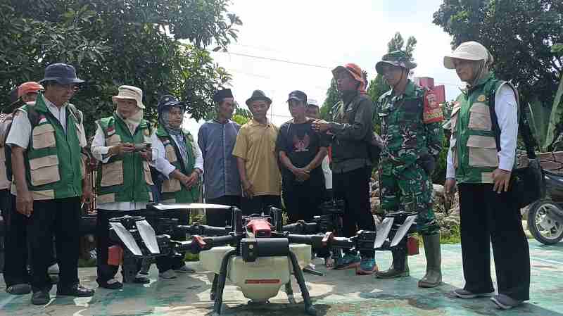 Satgas TMMD Ke-127 Sosialisasikan Pembuatan Pupuk Organik Sampai Pengenalan Drone Pertanian Satgas TMMD Ke-127 Sosialisasikan Pembuatan Pupuk Organik Sampai Pengenalan Drone Pertanian