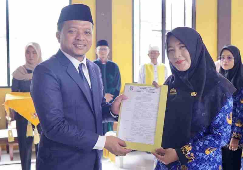 Bupati Pringsewu Lantik Puluhan Kepala Sekolah dan Pejabat Fungsional Guru Bupati Pringsewu Lantik Puluhan Kepala Sekolah dan Pejabat Fungsional Guru