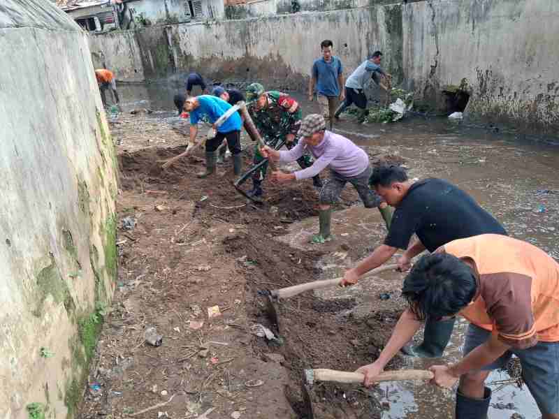 Tanamkan Semangat Gotong Royong Ke Warga, Koramil 410-02/TBS Laksanakan Kerja Bakti Tanamkan Semangat Gotong Royong Ke Warga, Koramil 410-02/TBS Laksanakan Kerja Bakti