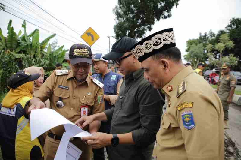 Gubernur Mirza Tinjau Pemeliharaan Jalan di Ruas Jalan Pattimura, Kota Metro serta, Ruas Jalan Metro-Kota Gajah Gubernur Mirza Tinjau Pemeliharaan Jalan di Ruas Jalan Pattimura, Kota Metro serta, Ruas Jalan Metro-Kota Gajah