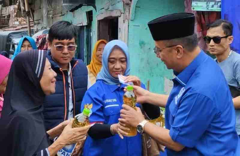 Warga Antusias Ikuti Program Tebus Minyak Goreng Murah, Jumat Berkah PAN Bandar Lampung Warga Antusias Ikuti Program Tebus Minyak Goreng Murah, Jumat Berkah PAN Bandar Lampung