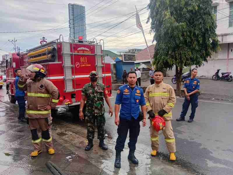 Babinsa Koramil 0410/KBL Bantu Proses Pemadaman Kebakaran Hotel Anugerah Express Babinsa Koramil 0410/KBL Bantu Proses Pemadaman Kebakaran Hotel Anugerah Express