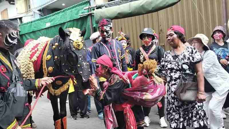 BHEKUN: Nazar yang Menjelma Langkah, Mak Ribut dan Kota yang Berjalan Bersama Ingatannya BHEKUN: Nazar yang Menjelma Langkah, Mak Ribut dan Kota yang Berjalan Bersama Ingatannya