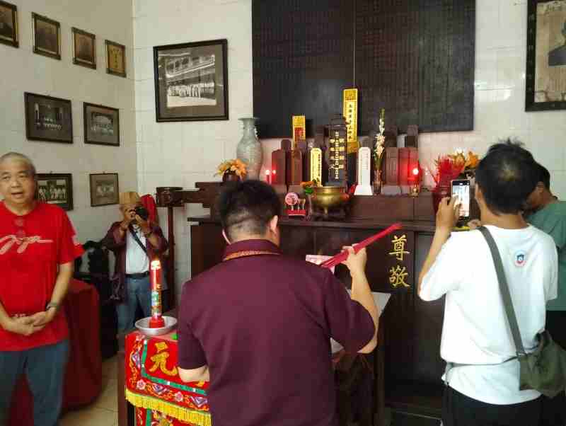 Di Bawah Altar, Di Antara Doa: Ada Haul Gus Dur, Buka Puasa Bersama, dan Perayaan Cap Go Meh Di Bawah Altar, Di Antara Doa: Ada Haul Gus Dur, Buka Puasa Bersama, dan Perayaan Cap Go Meh