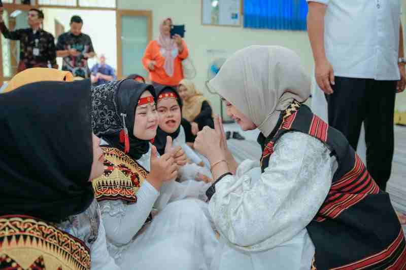 Wagub Jihan Serahkan Seratusan Paket Sembako kepada para Siswa Difabel SLBN PKK Provinsi Lampung Wagub Jihan Serahkan Seratusan Paket Sembako kepada para Siswa Difabel SLBN PKK Provinsi Lampung