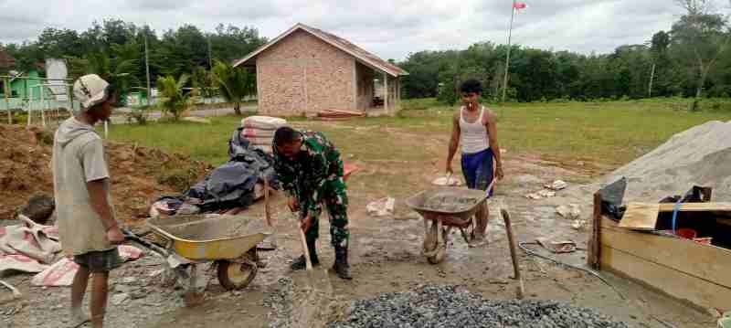 Babinsa 426-01/SP Terjun Langsung Bantu Warga Bangun Rumah di Kabupaten Mesuji Babinsa 426-01/SP Terjun Langsung Bantu Warga Bangun Rumah di Kabupaten Mesuji