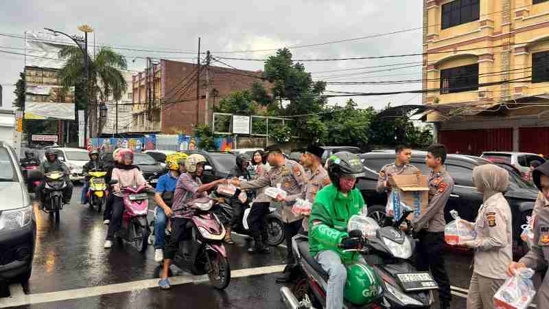Biro Sdm Polda Lampung Berbagi Kebahagiaan, Bagikan Ratusan Takjil Pada Pengendara Biro Sdm Polda Lampung Berbagi Kebahagiaan, Bagikan Ratusan Takjil Pada Pengendara