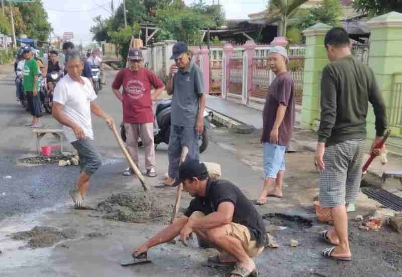 Warga Jalan Kapten Mustofa, Gang Merak IV – Kotabumi Adakan Kegiatan Gotong Royong Warga Jalan Kapten Mustofa, Gang Merak IV – Kotabumi Adakan Kegiatan Gotong Royong