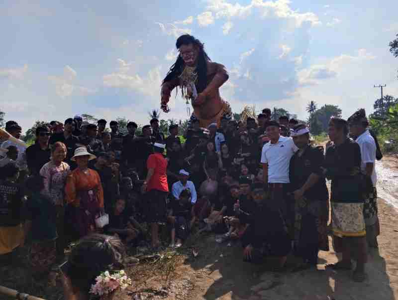 350 Umat Hindu Padati Gedung Aji Pawai Ogoh-ogoh Bergemuruh, Suasana Mencekam Berubah Khidmat 350 Umat Hindu Padati Gedung Aji Pawai Ogoh-ogoh Bergemuruh, Suasana Mencekam Berubah Khidmat