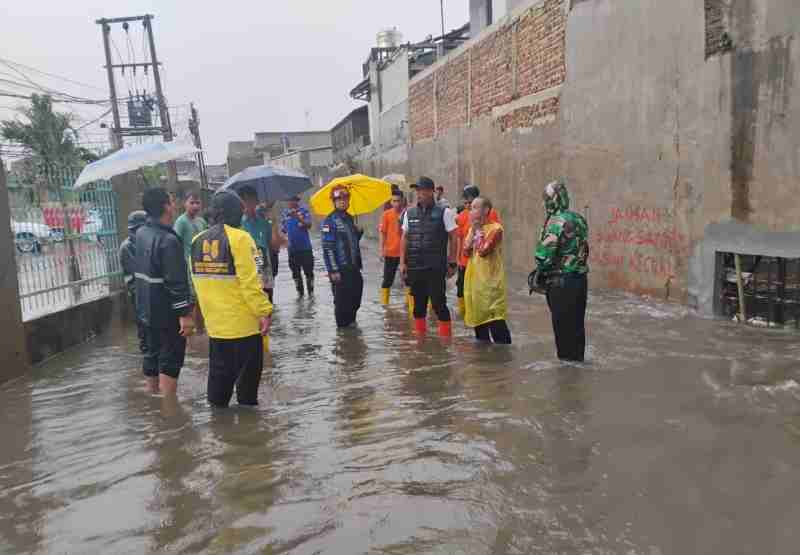 Sore Ini Diguyur Hujan, Babinsa Koramil 410-04/TKT Kelurahan Jagabaya Lakukan Pembersihan Saluran Air Sore Ini Diguyur Hujan, Babinsa Koramil 410-04/TKT Kelurahan Jagabaya Lakukan Pembersihan Saluran Air