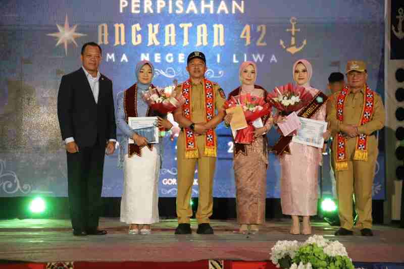 Parosil Targetkan SMAN 1 Liwa Masuk 5 Besar Sekolah Unggulan di Lampung Parosil Targetkan SMAN 1 Liwa Masuk 5 Besar Sekolah Unggulan di Lampung